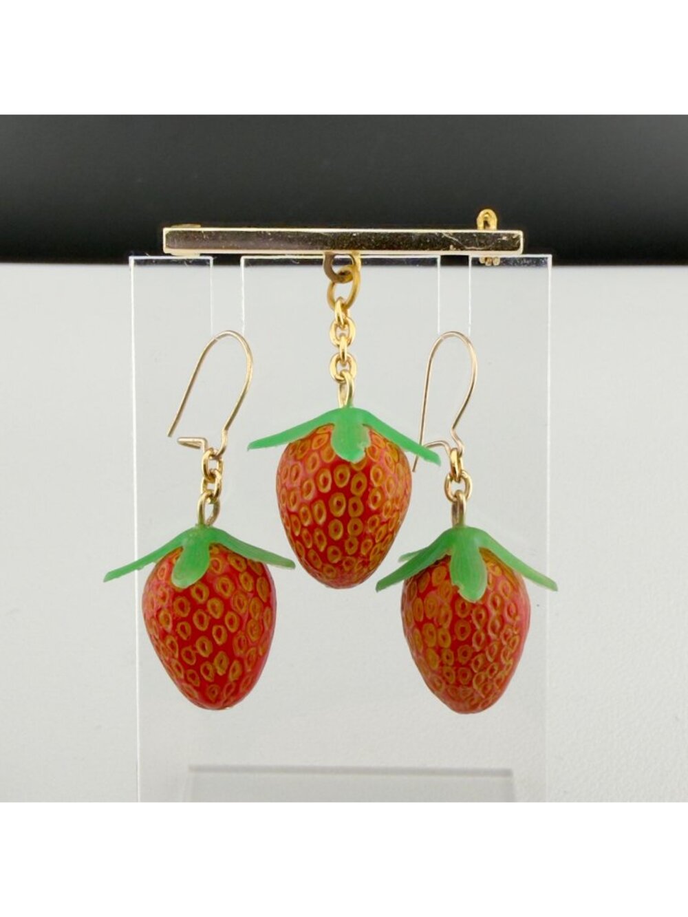 Vintage Strawberry Fruit Dainty Dangle Brooch Earrings Set Plastic